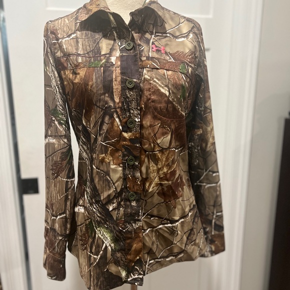 Under Armour semi-fitted Women's Forest Camo Button Down Shirt - Picture 1 of 9